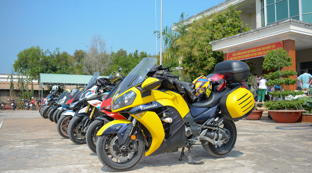 Dàn môtô đắt tiền xuất hiện tại huyện biên giới tỉnh Long An